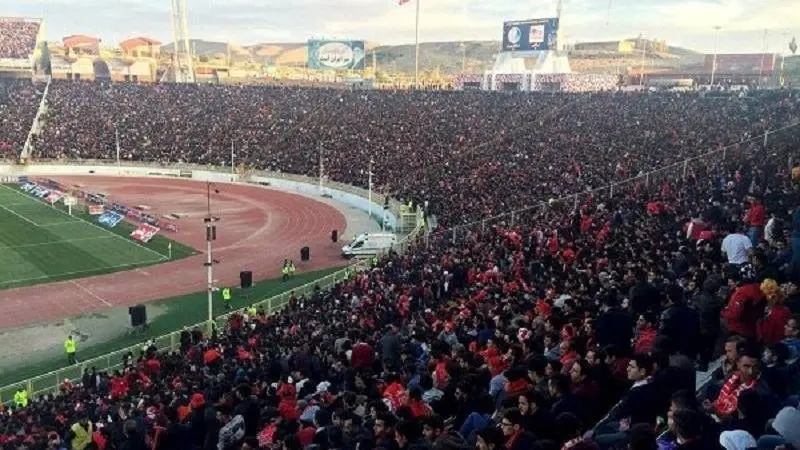 اشغال جایگاه خبرنگاران توسط هواداران تراکتور