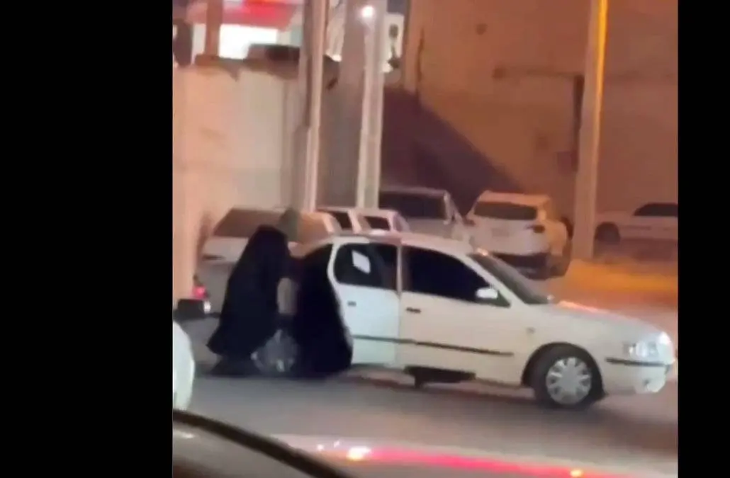 فلیم لحظه فرار ۵ سارق لباس‌زنانه از طلافروشی در قشم با سمند سفید