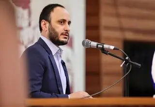 خوش بود گر محکِ تجربه آید به میان 