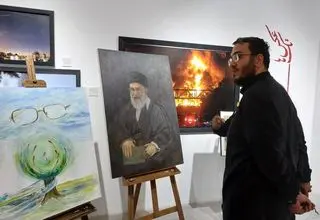 رئیس حوزه هنری از کارگاه خلق اثر تجسمی «رهبر شهید» بازدید کرد