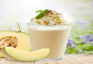 طرز تهیه شیک موز و طالبی خنک برای تابستان