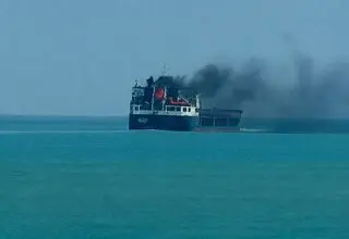 دود سنگین کشتی باری در مازندران؛ مدیرکل بنادر هرگونه انفجار را رد کرد
