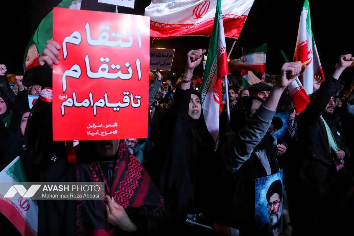 هفتمین شب تجمع مردم تهران در سوگ رهبر شهید