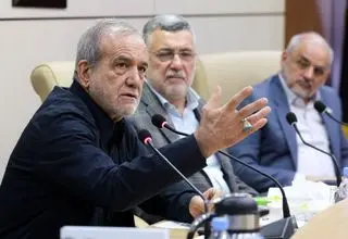 مسعود پزشکیان به وزارت بهداشت رفت 