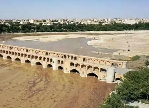 مرگ در بستر زاینده‌رود/ یک رودخانه و چند انقراض از مرگ آبزیان بومی تا سقوط سازه‌های صفوی!