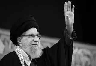 فیلم/ نصب کتیبه جدید تصویر رهبر شهید در حرم رضوی