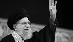 فیلم/ نصب کتیبه جدید تصویر رهبر شهید در حرم رضوی