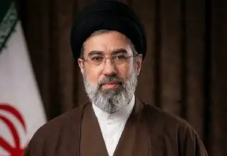 حمل تیربار روی دوش آیت الله سید مجتبی خامنه‌ای/ فیلم
