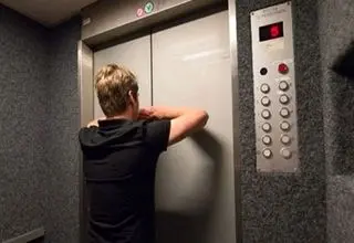 اگر هنگام حمله هوایی در آسانسور گیر افتادیم، چه کنیم؟