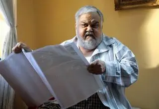 لحظات غم انگیز انتقال پیکر اکبر عبدی به آمبولانس و گریه هنرمندان/ فیلم