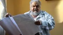 لحظات غم انگیز انتقال پیکر اکبر عبدی به آمبولانس و گریه هنرمندان/ فیلم