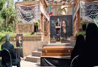 پیکر سیمیندخت وحیدی - شاعر - تا آرامگاه ابدی بدرقه شد