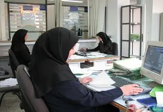 زنان شاغل با این شرایط می توانند زیر ۴۲ سال بازنشسته شوند