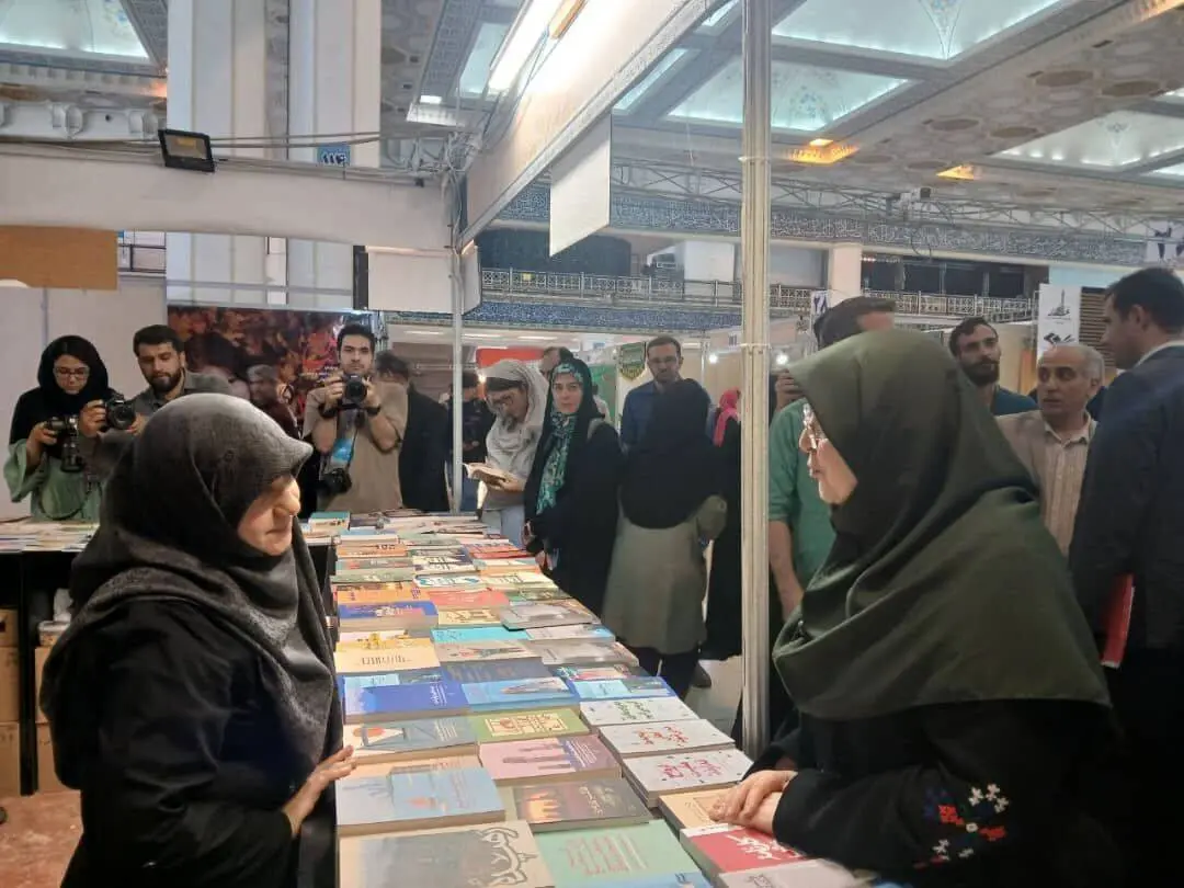 بازدید فاطمه مهاجرانی از نمایشگاه کتاب