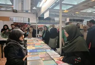 بازدید فاطمه مهاجرانی از نمایشگاه کتاب