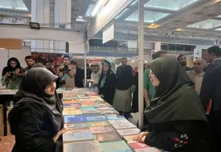 بازدید فاطمه مهاجرانی از نمایشگاه کتاب