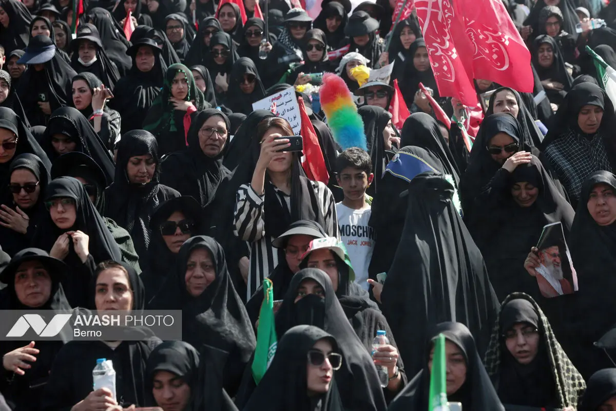 مراسم وداع با رهبر شهید انقلاب و اقامه نماز بر پیکرهای مطهر شهدا - ۲