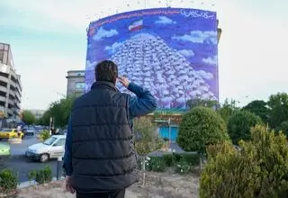 رونمایی از دیوارنگاره جدید میدان راه‌آهن با محوریت شهدای دنا