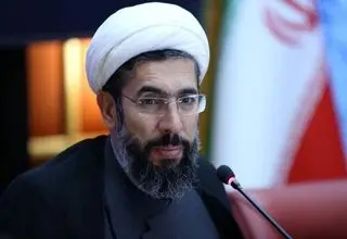 رئیس نهاد رهبری در دانشگاه‌ها در نماز جمعه تهران سخنرانی می‌کند