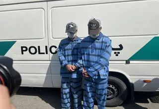 پای سارق روی گلوی پیرزن کرمانی/ فیلم لحظه سرقت و دستگیری سارقان منتشر شد
