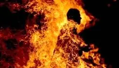 طلبکار عصبانی بدهکارش را به آتش کشید