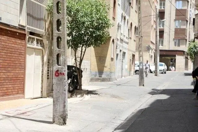 جابجایی تیرهای چراغ برق مزاحم در تهران
