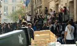فرانسه در زنگ اعتراض به ریاضت/ پاریس در آتش خشم نوجوانان می‌سوزد + فیلم و عکس