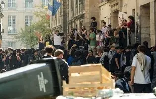 فرانسه در زنگ اعتراض به ریاضت/ پاریس در آتش خشم نوجوانان می‌سوزد + فیلم و عکس