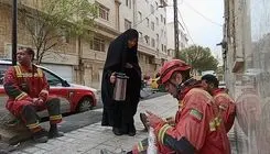 حضور خودجوش مردم در میان آتش نشانان با توزیع چای، آب، غذا و اقلام خوراکی