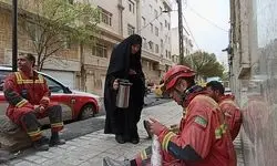 حضور خودجوش مردم در میان آتش نشانان با توزیع چای، آب، غذا و اقلام خوراکی