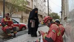 حضور خودجوش مردم در میان آتش نشانان با توزیع چای، آب، غذا و اقلام خوراکی