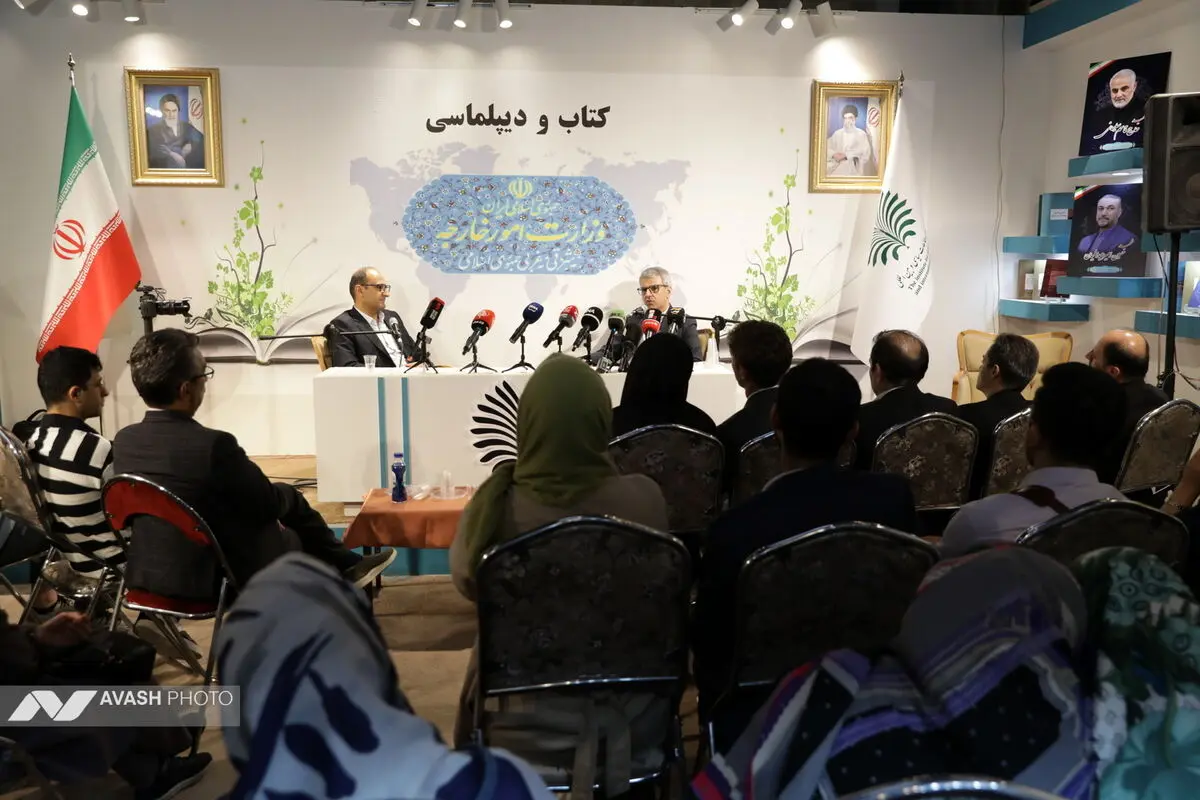 حضور اسماعیل بقایی در نمایشگاه کتاب تهران