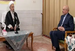 آیت‌الله مکارم‌شیرازی: برخی از بانک‌ها عامل فشار معیشتی مردم هستند