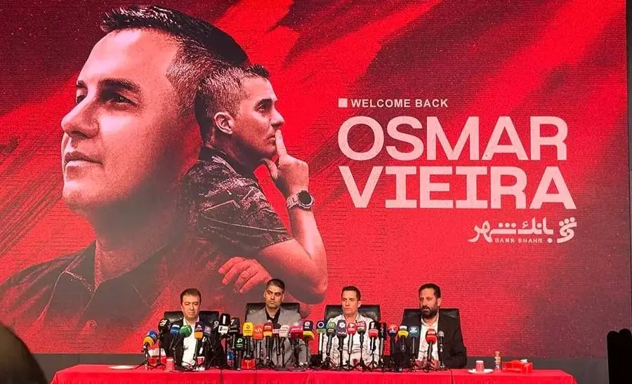 امضای قرارداد سرمربی جدید پرسپولیس در مراسم معارفه