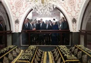 زیارت بارگاه مطهر بی‌بی هیبت توسط مسعود پزشکیان در باکو