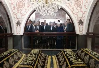 زیارت بارگاه مطهر بی‌بی هیبت توسط مسعود پزشکیان در باکو