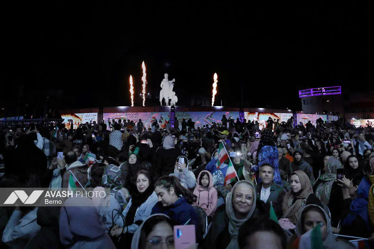 رونمایی از مجسمه «زانو زنندگان برابر ایران»