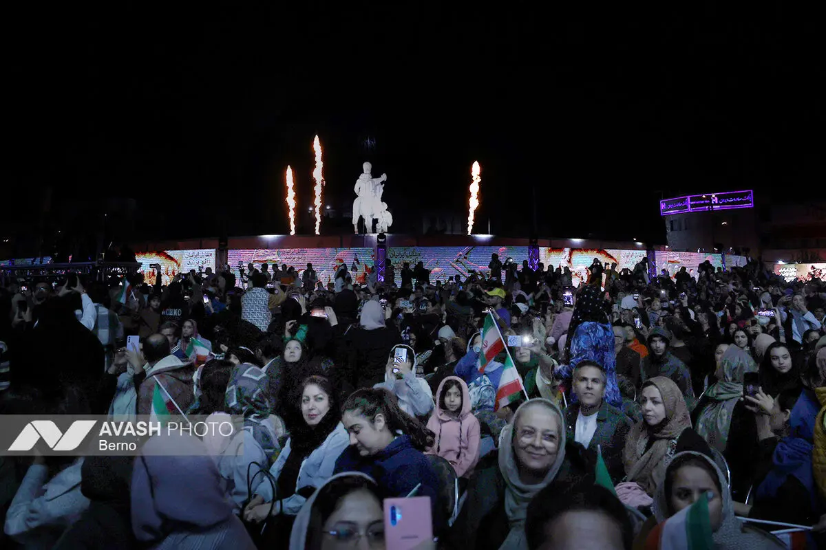 رونمایی از مجسمه «زانو زنندگان برابر ایران»