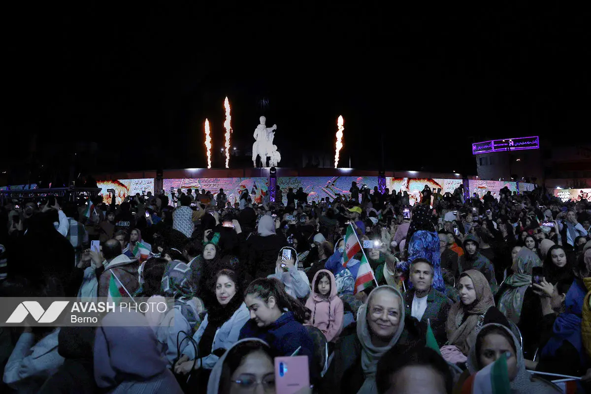 رونمایی از مجسمه «زانو زنندگان برابر ایران»