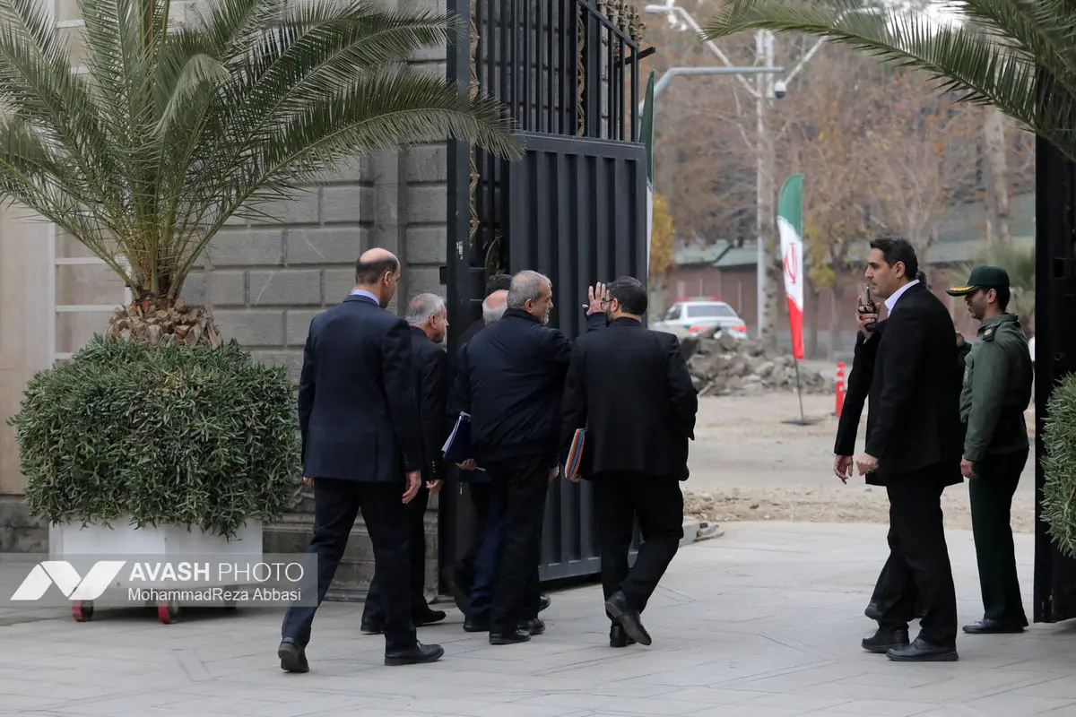 اعضای هیأت دولت در جمع خبرنگاران