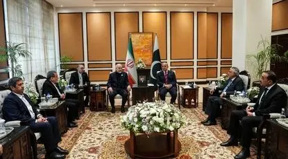 آنچه تا این لحظه در مذاکرات رخ داد/ چرا ژنرال عاصم منیر با لباس نظامی از هیات ایرانی استقبال کرد؟ + فیلم و عکس