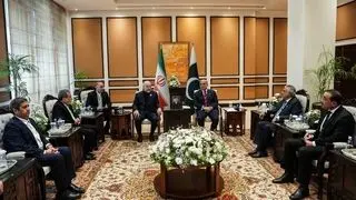 آنچه تا این لحظه در مذاکرات رخ داد/ چرا ژنرال عاصم منیر با لباس نظامی از هیات ایرانی استقبال کرد؟ + فیلم و عکس