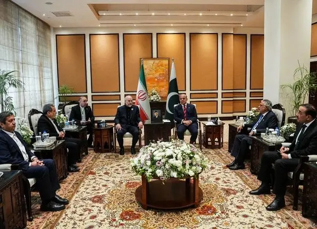 آنچه تا این لحظه در مذاکرات رخ داد/ چرا ژنرال عاصم منیر با لباس نظامی از هیات ایرانی استقبال کرد؟ + فیلم و عکس