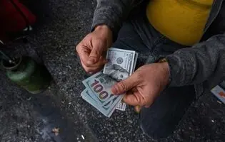 محاصره دلار و تبعیت طلا/ آیا دلار ۲۵۰ هزارتومانی در راه است؟