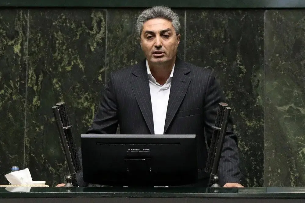 اعتراض یک نماینده به بلاتکلیفی در تعطیلی ها: مجلس پنجشنبه ها را تعطیل کند