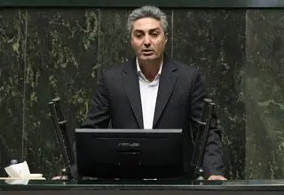 اعتراض یک نماینده به بلاتکلیفی در تعطیلی ها: مجلس پنجشنبه ها را تعطیل کند
