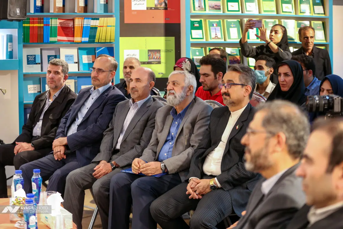 میهمان غرفه انتشارات اطلاعات در سی و ششمین نمایشگاه بین المللی کتاب