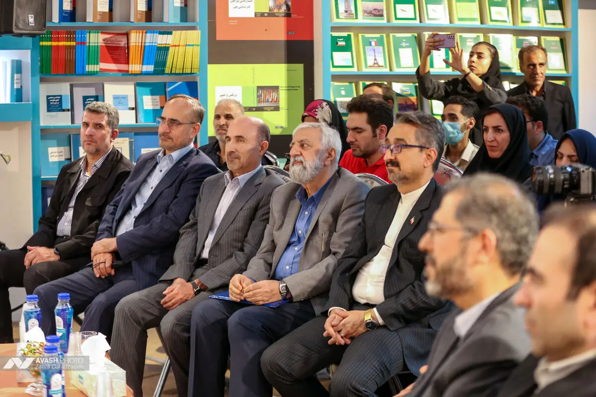 میهمان غرفه انتشارات اطلاعات در سی و ششمین نمایشگاه بین المللی کتاب