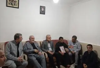 معاون اجرایی رئیس‌ جمهوری و وزیر نیرو با خانواده شهیده مریم حیدری دیدار کردند
