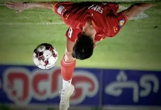  در نیمه نخست بازی با فولاد  دو ذوب آهنی اخراج شدند 